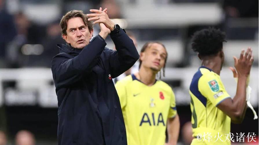 热刺惨遭0-3失利引发球迷不满,呼吁解雇主帅弗兰克,接任热门显现 热刺惨遭0-3失利引发球迷不满,呼吁解雇主帅弗兰克,接任热门显现